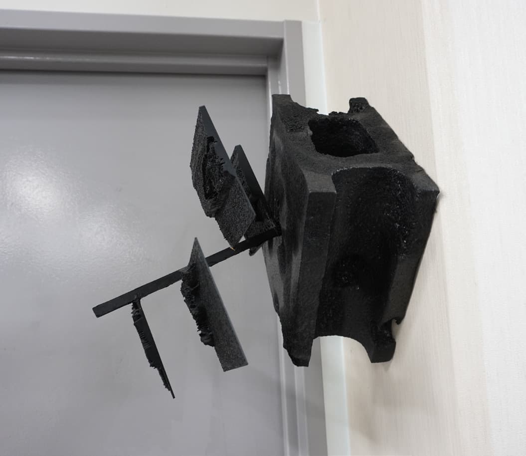 正面から見た黒いオブジェクト
